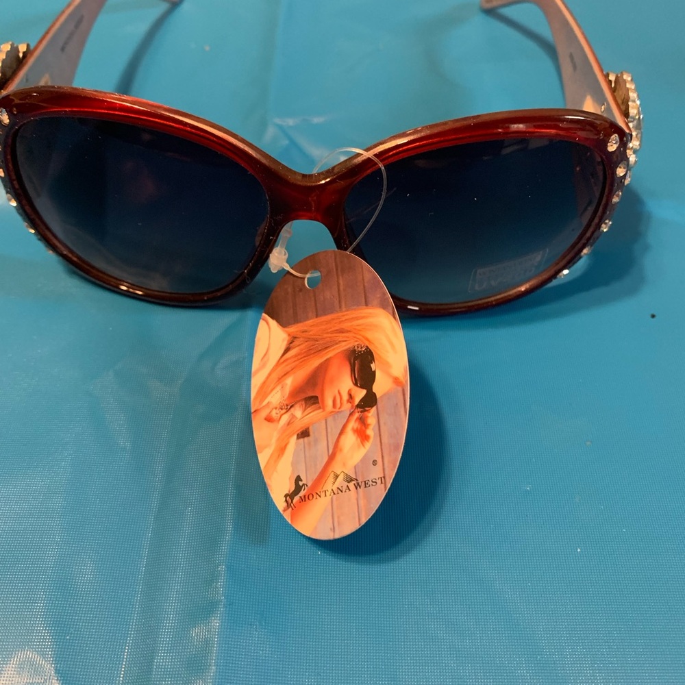 Montana west sunglasses, 2 small rhinestones missing on the arm
